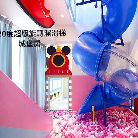 Fun Holiday Family Hostel Tainan Extérieur photo