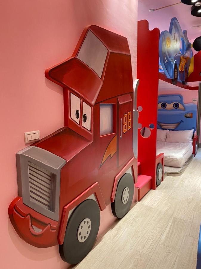 Fun Holiday Family Hostel Tainan Extérieur photo