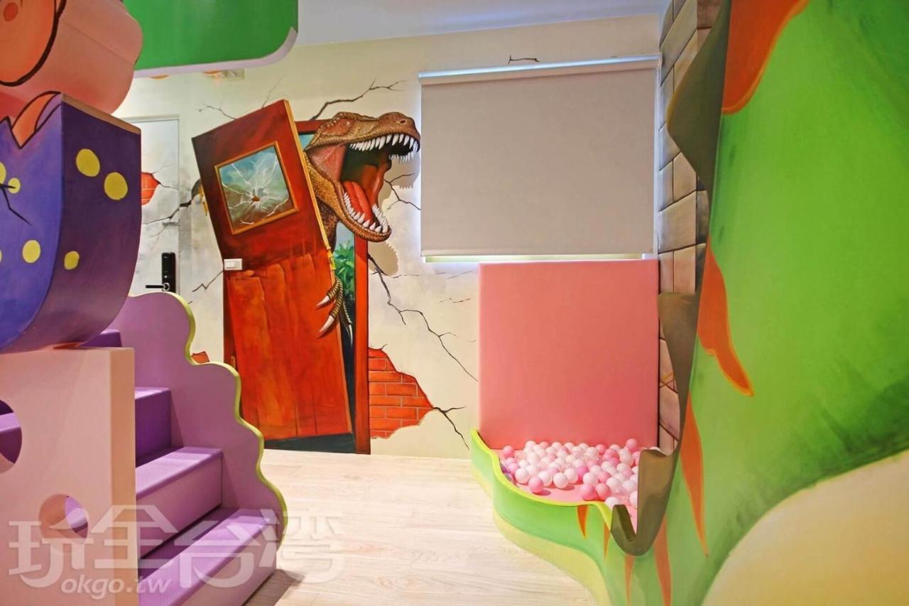 Fun Holiday Family Hostel Tainan Extérieur photo