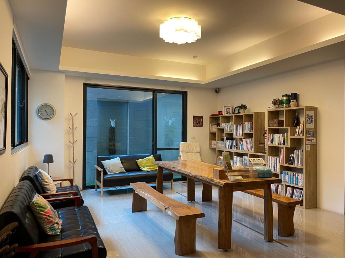 Fun Holiday Family Hostel Tainan Extérieur photo