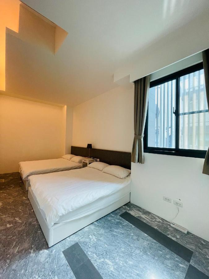 Fun Holiday Family Hostel Tainan Extérieur photo