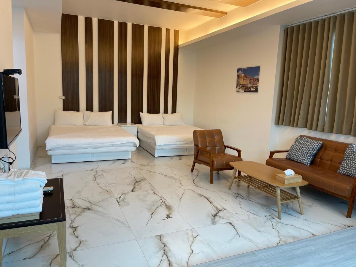 Fun Holiday Family Hostel Tainan Extérieur photo