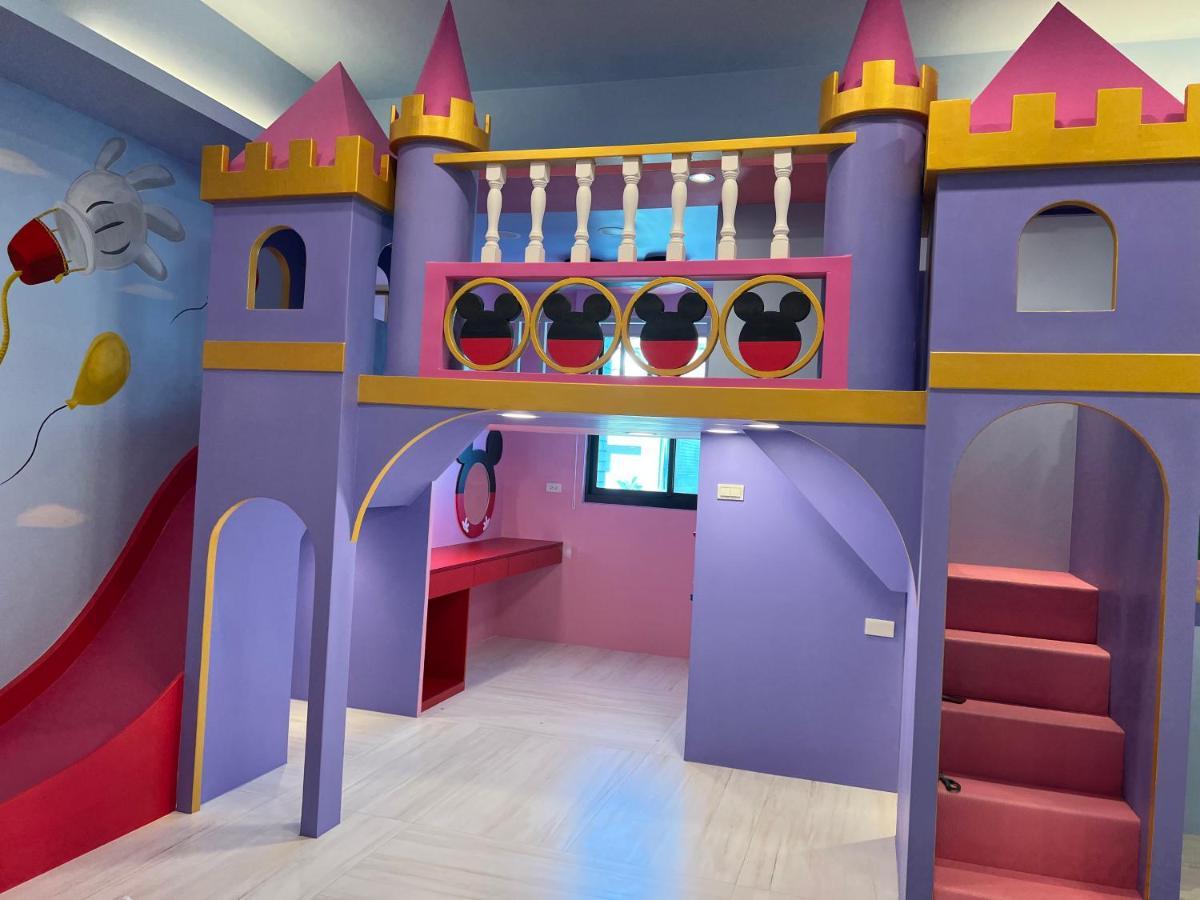 Fun Holiday Family Hostel Tainan Extérieur photo