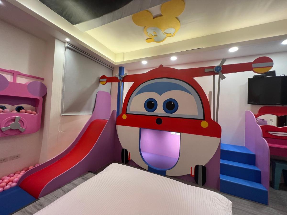 Fun Holiday Family Hostel Tainan Extérieur photo