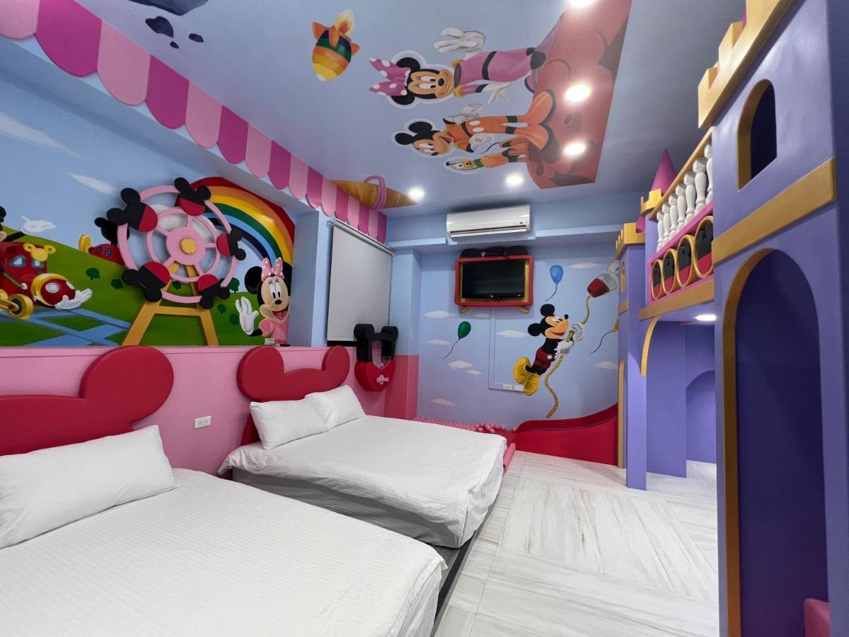 Fun Holiday Family Hostel Tainan Extérieur photo