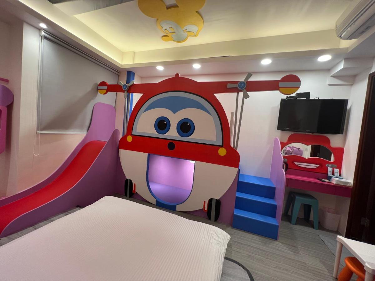 Fun Holiday Family Hostel Tainan Extérieur photo