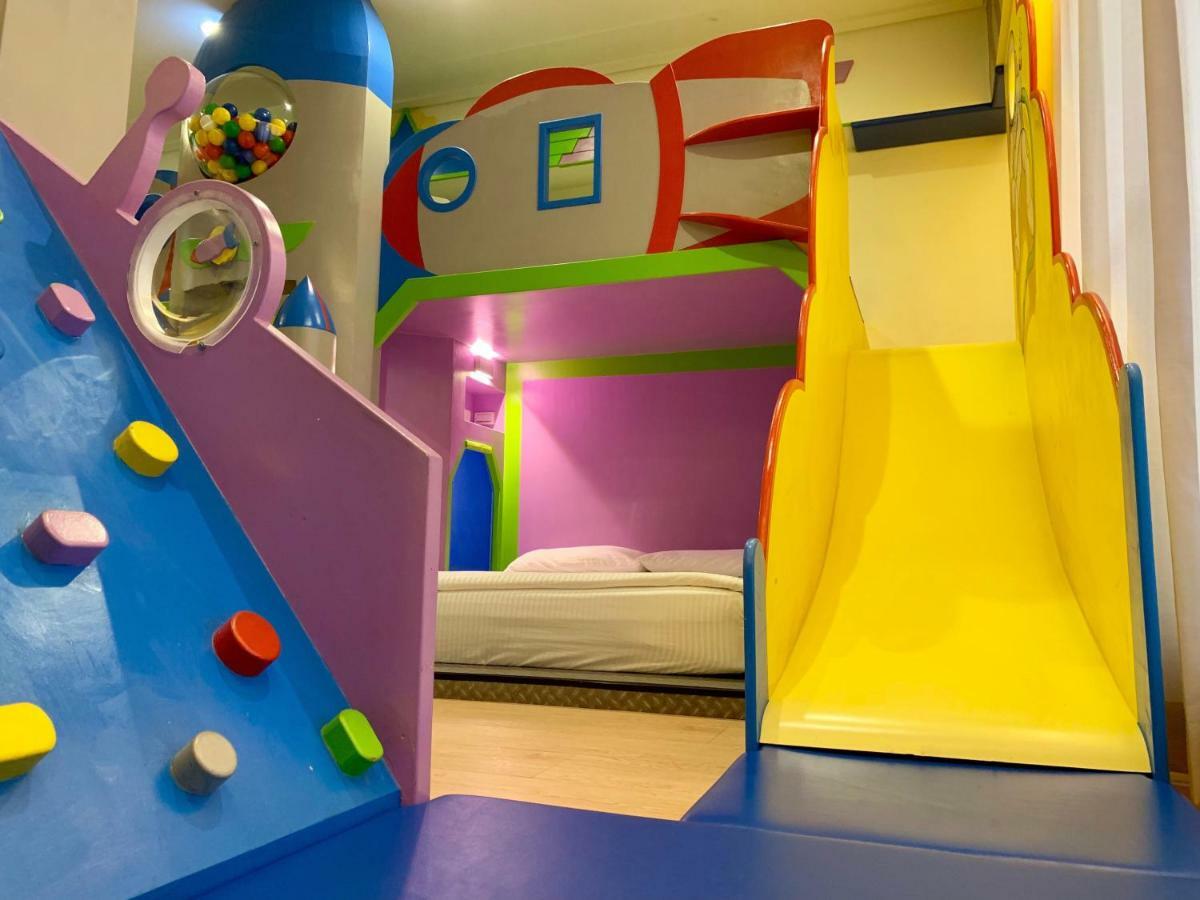 Fun Holiday Family Hostel Tainan Extérieur photo