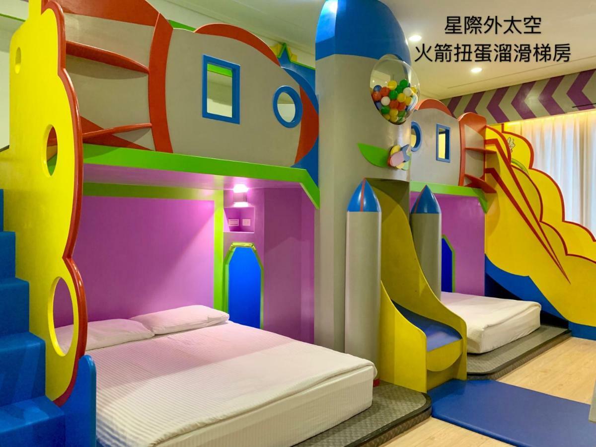 Fun Holiday Family Hostel Tainan Extérieur photo
